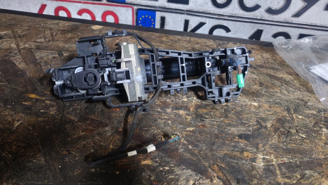 FORD 3M51R224A37BF Держатель наружной ручки двери левых дверей в наличии Винница