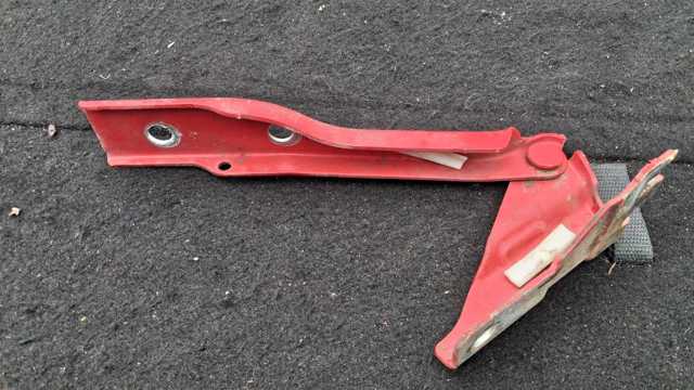 Шарнир капота правый 6R0823302A VAG