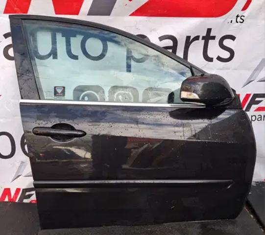 Пассажирская передняя дверь 801000025R RENAULT