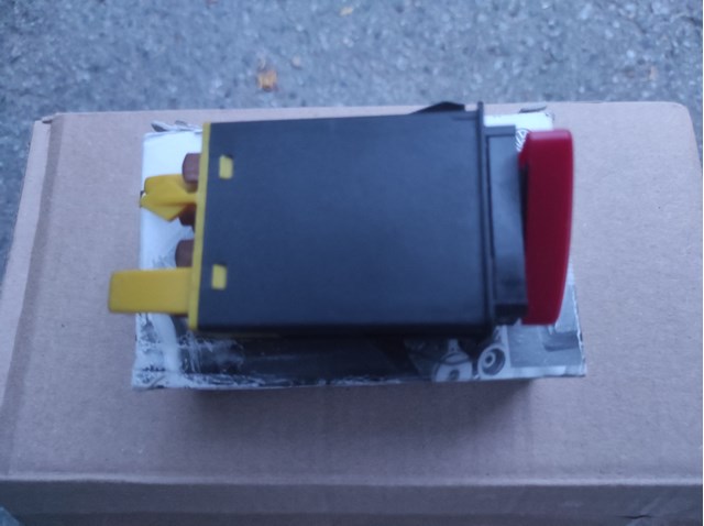 1U0953235B300 Кнопка аварийки купить Тернополь
