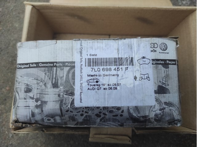 Задние дисковые колодки 7L0698451F VAG
