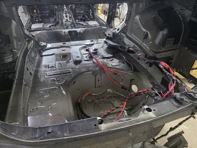 BMW 41117330958 Днище багажника (ниша запасного колеса) в наличии Украина
