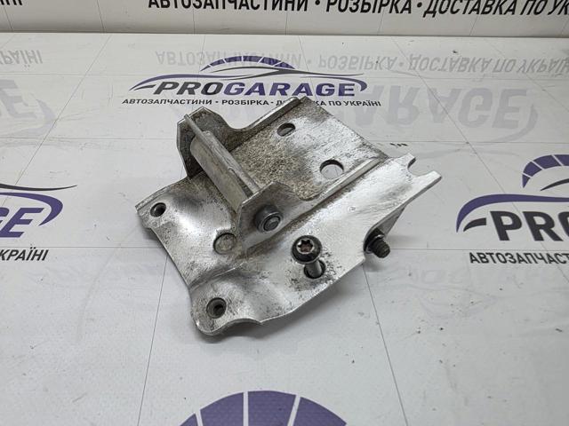 Кронштейн крепления бампера переднего правый 51117186514 BMW