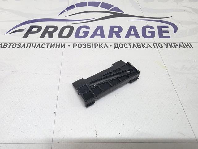 Клип крепления подкрылка переднего крыла 51137070747 BMW