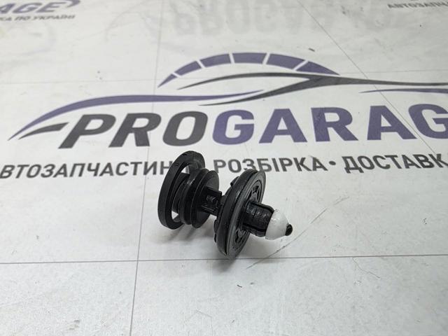Пистон (клип) крепления обшивки двери 7L6868243 VAG