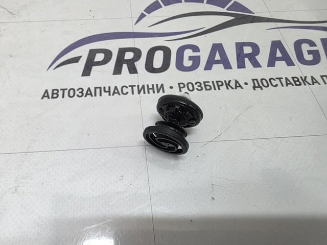 7L6868243 Пистон (клип) крепления обшивки двери купить Одесса
