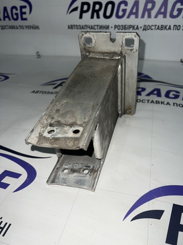 Кронштейн усилителя переднего бампера 8R0807133 VAG