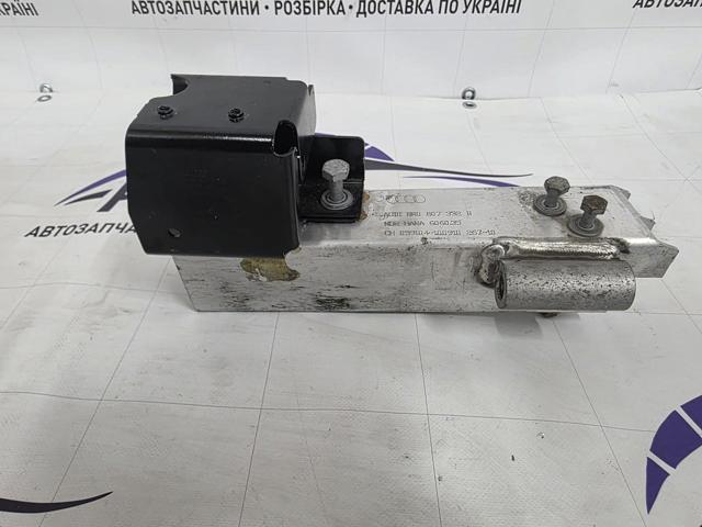 Кронштейн усилителя заднего бампера 8R0807332B VAG