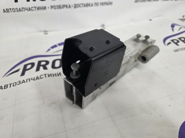 VAG 8R0807332B Кронштейн усилителя заднего бампера в наличии Каменское