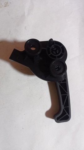 Кронштейн ручки открывания капота 811803F000 HYUNDAI