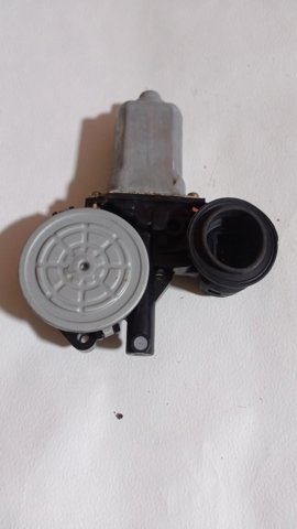 Моторчик стеклоподъемника двери задней, правой 8572032150 TOYOTA