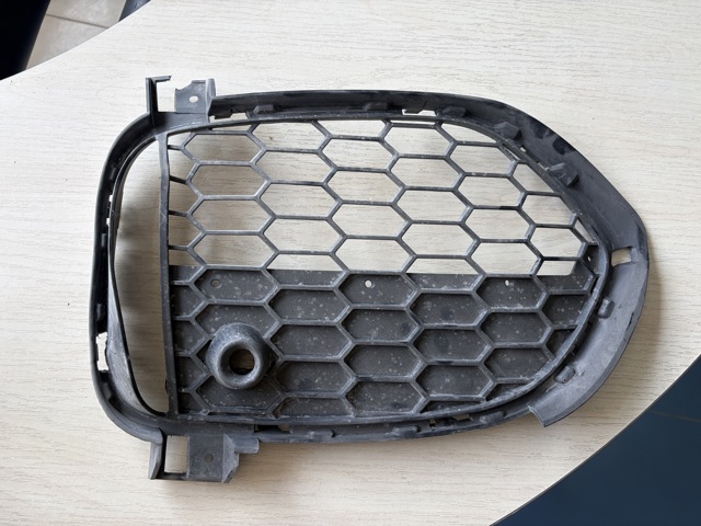  Решетка переднего бампера левая 51118064633 BMW