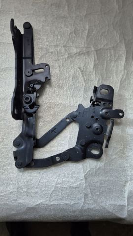 Шарнир капота левый 13989610 BMW