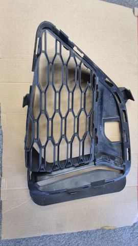 Решетка радиатора правая 51118075650 BMW