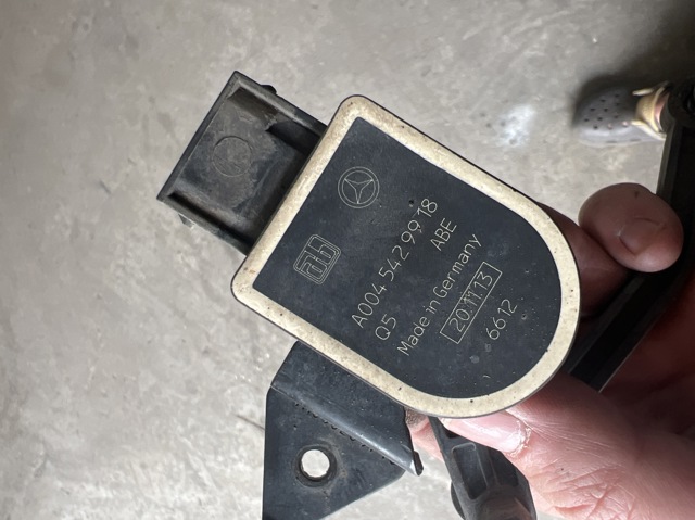 Задний датчик положения кузова A0045429918 MERCEDES