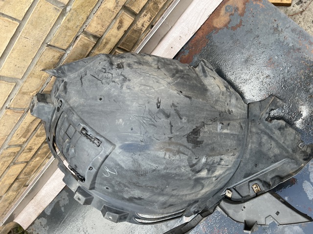 Подкрылок переднего крыла, правый передний A1668802905 MERCEDES