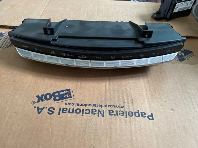 Блок кнопок центральной консоли A2218704758 MERCEDES
