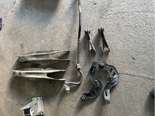 Поперечный рычаг задней подвески A2463500053 MERCEDES