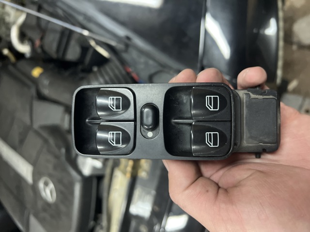 Кнопочный блок управления стеклоподъемником передний левый A4638202210 MERCEDES
