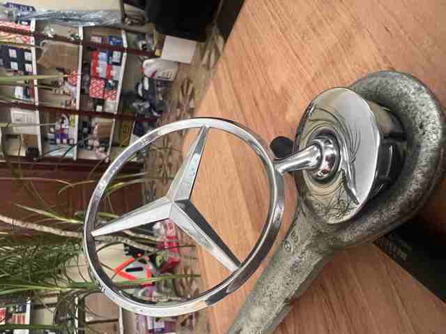 MERCEDES A2218800086 Эмблема капота в наличии Киев