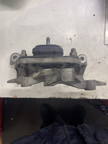 Задняя подушка двигателя 8200277212 RENAULT