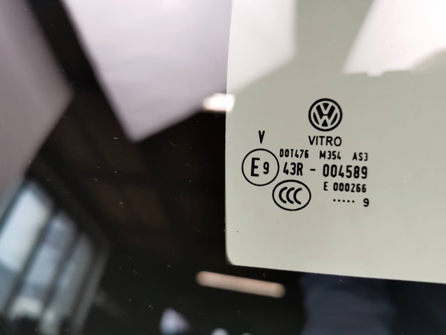 VAG 5NN845214A Стекло-форточка двери задней правой в наличии Черновцы