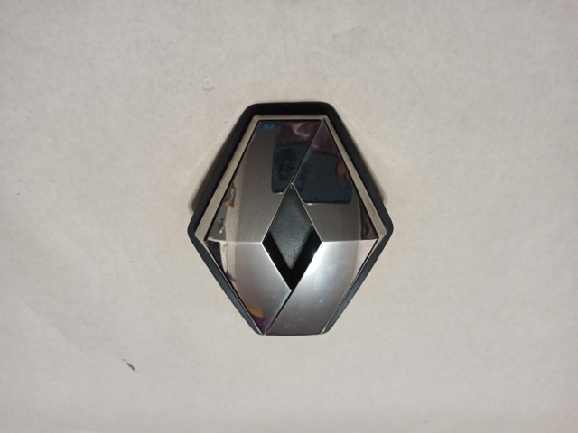 Фирменный значек капота 628900003R RENAULT