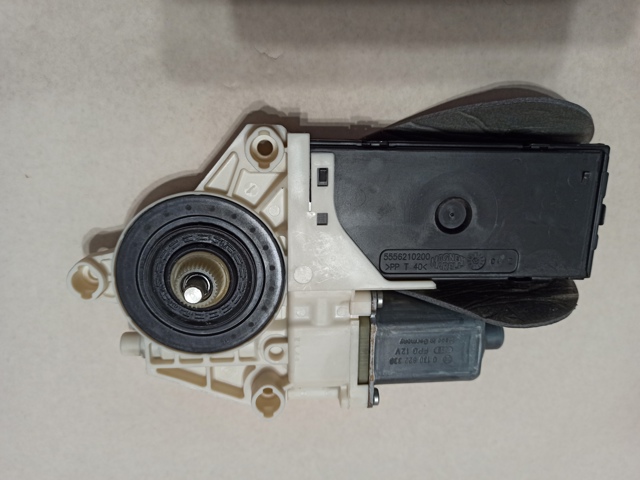 Мотор стеклоподъемника двери задней, левой 807310002R RENAULT