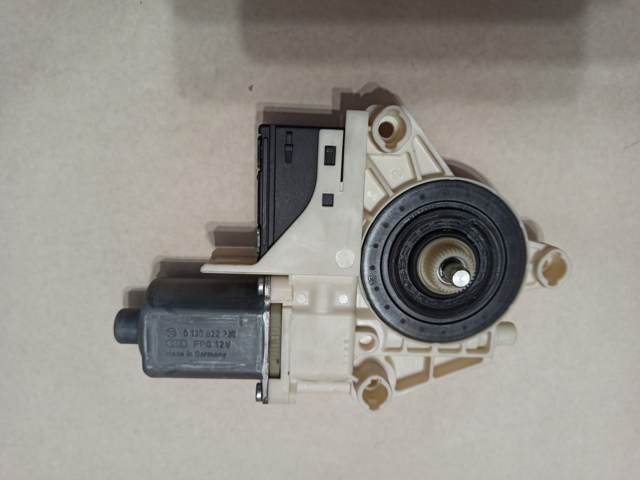 Моторчик стеклоподъемника двери задней, правой 827300001R RENAULT
