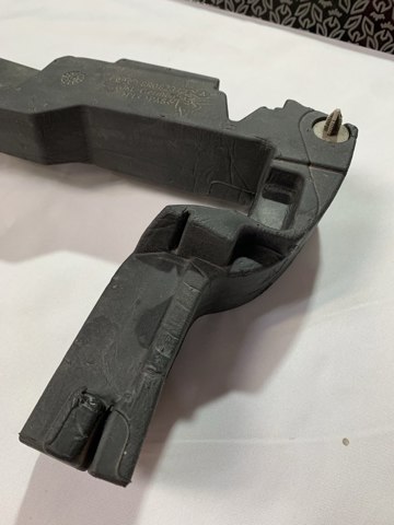 Резинка под капот 8R0823732A VAG