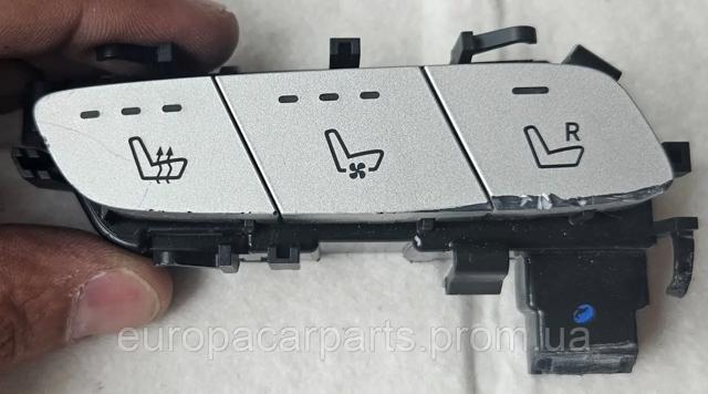 Кнопка включения обогрева сидения A2139050301 MERCEDES