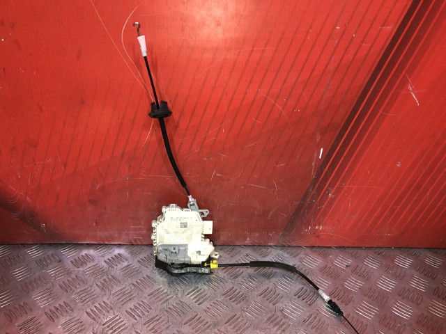 Замок задней правой двери  8K0839016H VAG