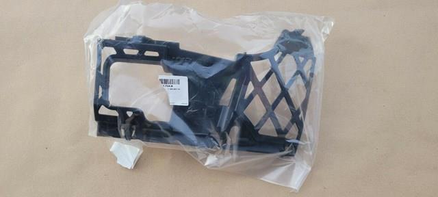 561807724B Кронштейн бампера переднего правый купить Житомир