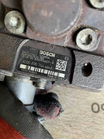 Насос топливный высокого давления (ТНВД) 8200690744 RENAULT