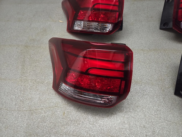 Задний левый внешний фонарь 8330B177 MITSUBISHI