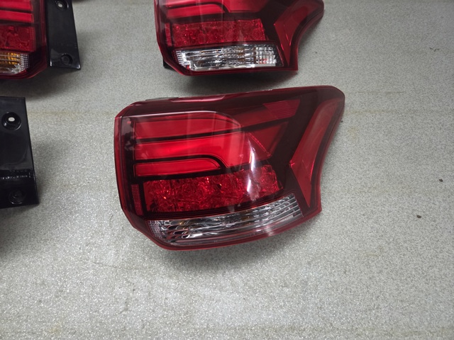 Фара задняя правая внешняя 8330B178 MITSUBISHI