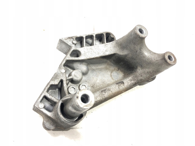 Кронштейн подушки (опоры) двигателя, правой 04L199207 VAG