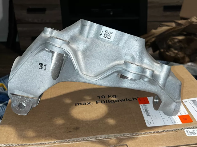 31216859004 BMW Цапфа передняя правая купить в Николаев