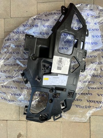 Кронштейн крепления бампера переднего правый 31663669 VOLVO
