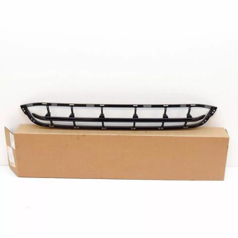 Центральная решетка переднего бампера 51117399898 BMW