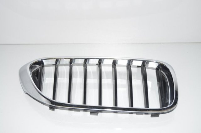 Решетка радиатора правая 51137390864 BMW