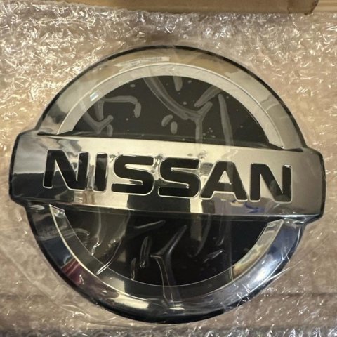 Эмблема решетки радиатора 628906RA0A NISSAN