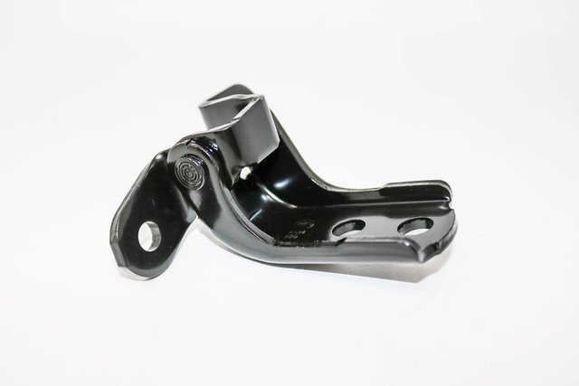 Шарнир передней левой двери 6872002020 TOYOTA