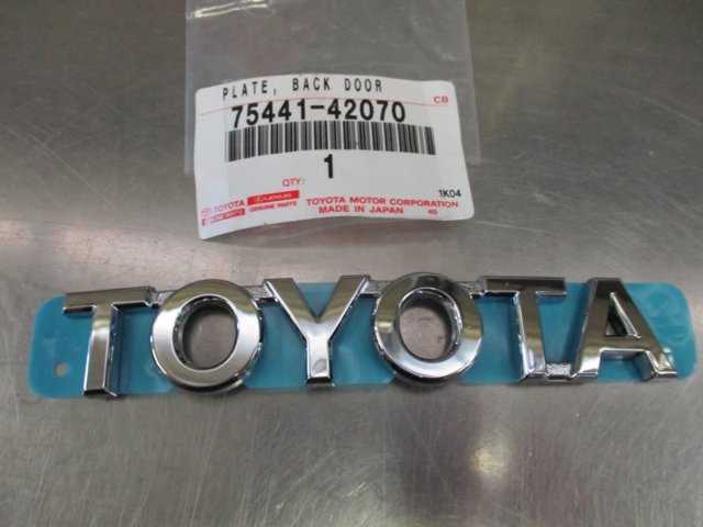 Фирменный значок Toyota RAV4 IV
