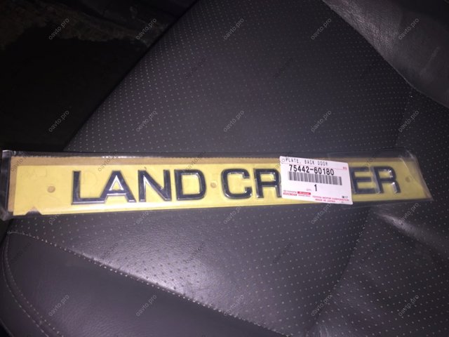 Фирменный значок Toyota Land Cruiser