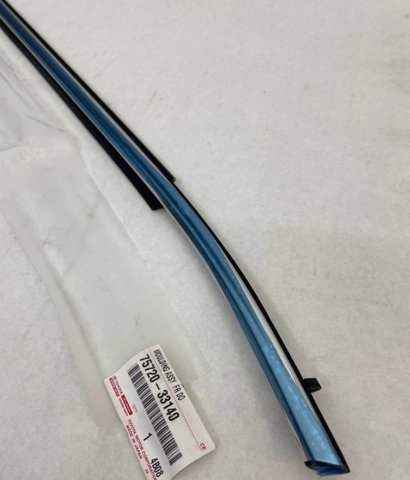 Молдинг опускного стекла нижний, двери передней, левой 7572033140 TOYOTA