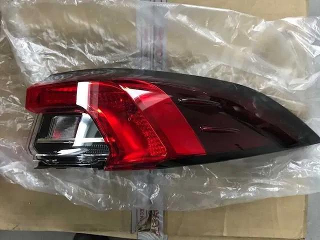 Фонарь задний правый, внешний 8155102D11 TOYOTA