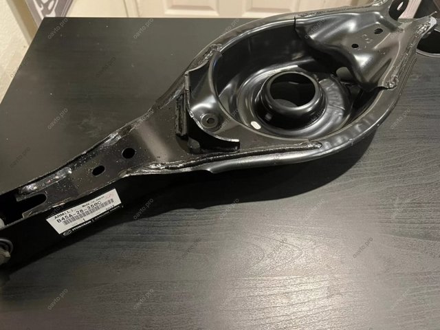 Рычаг задней подвески нижний, левый B45A28350C MAZDA