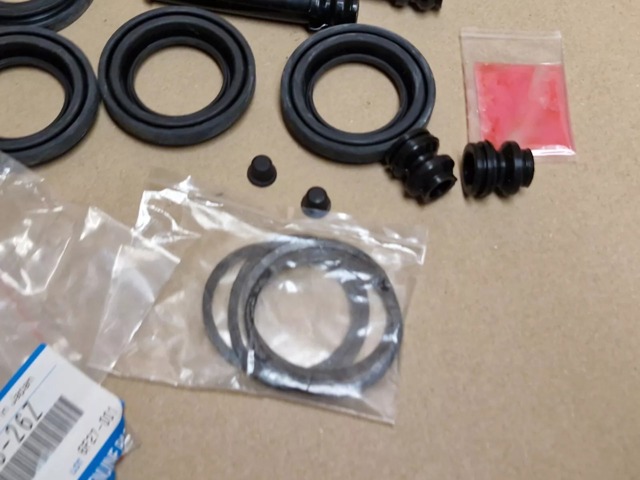 L2Y6-33-26Z Mazda Ремкомплект суппорта тормозного переднего