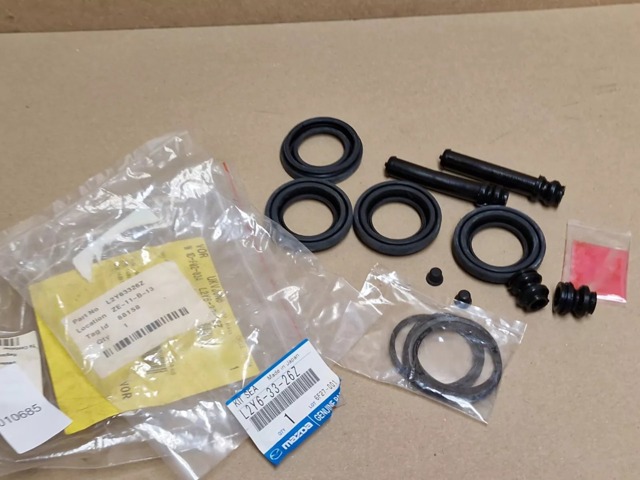 L2Y63326Z MAZDA Ремкомплект суппорта тормозного переднего купить в Житомир